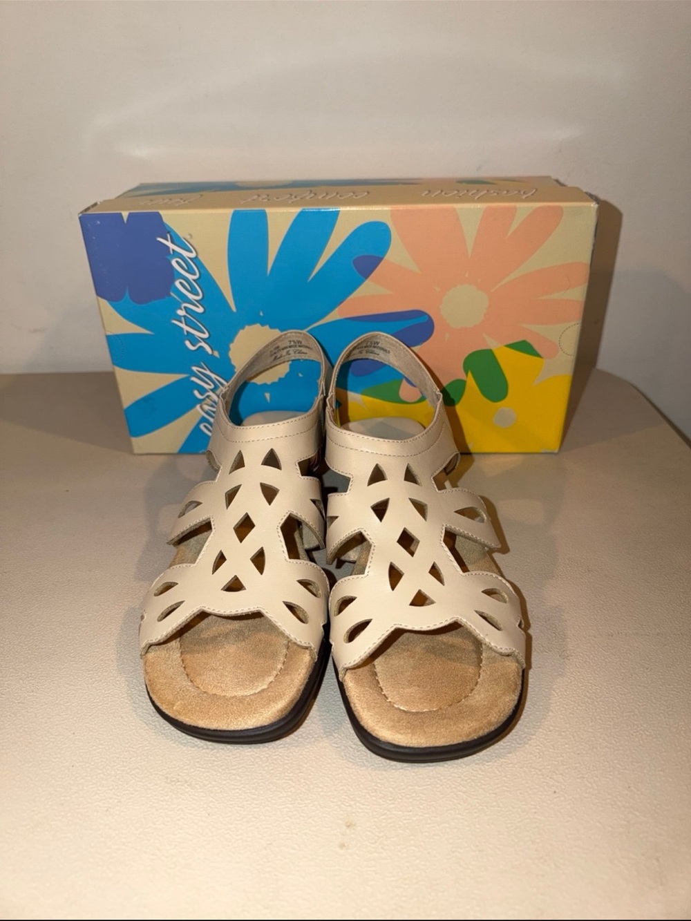 Easy Street Womens Sandals. Shoe size 7 1/2 W (NWTS)